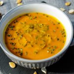 vellutata di zucca con crumble salato alle olive
