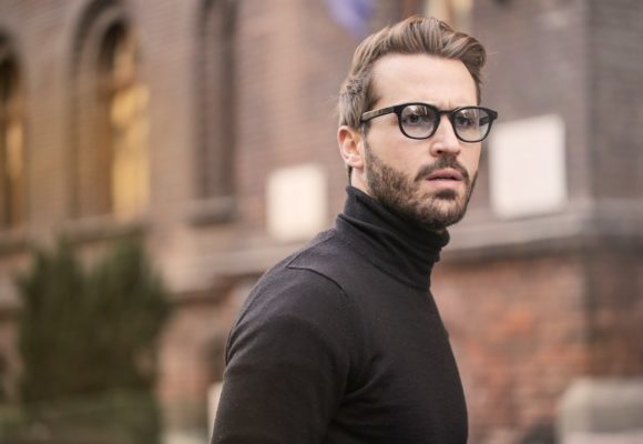 Barba incolta e rasatura netta Philips OneBlade con Erniai trend grooming per l’estate 2023 all’insegna della comodità