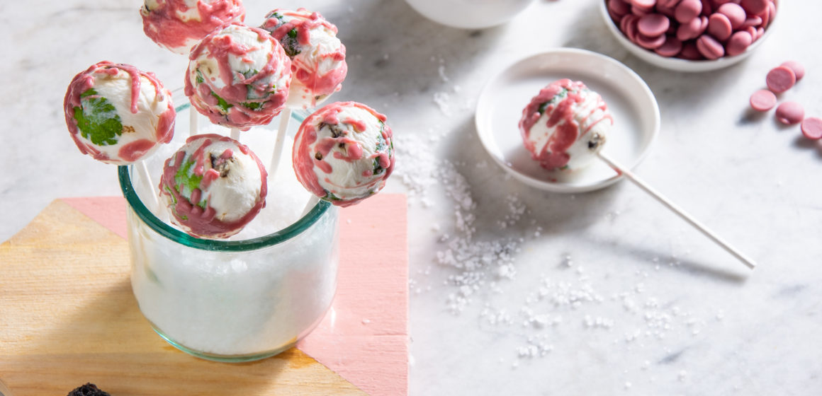 Lollipop di frozen yogurt con menta e Prugne della California