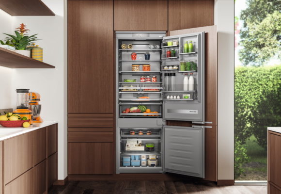 KitchenAid presenta il nuovo frigorifero combinato da incasso Tall 400 - CS