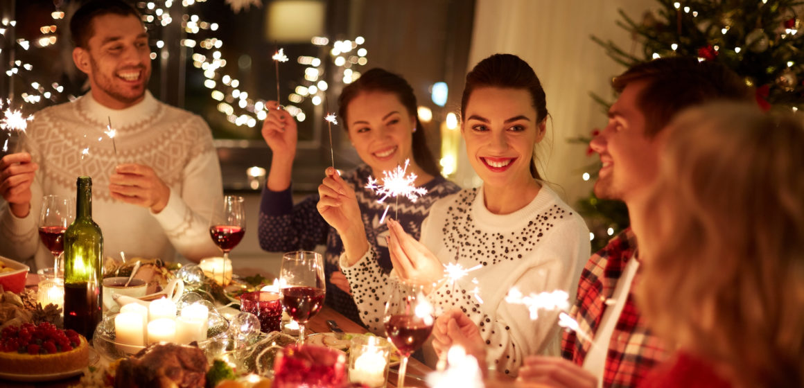 Natale 23 tradizionale in casa? Sembra proprio di no: quasi la metà degli Italiani mangerà al tavolo al ristorante. E tu?