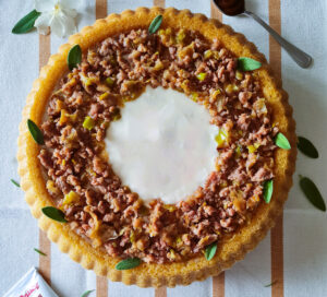Crostata salata con porri e salsiccia, il gusto è servito