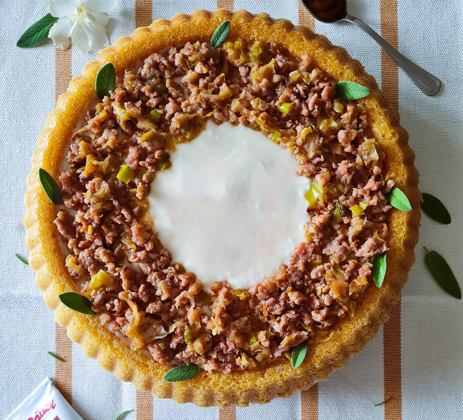Crostata salata con porri e salsiccia, il gusto è servito