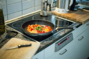 Ecco l'alimento che non dovresti mai cucinare in una padella antiaderente