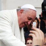 Papa Francesco: la forza dei gesti nell’era dei social e della tecnologia