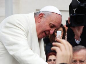Papa Francesco: la forza dei gesti nell’era dei social e della tecnologia