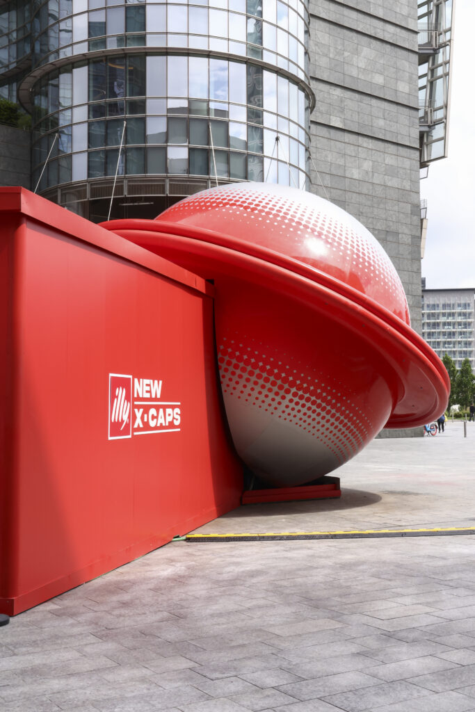 illy Space atterra a Milano in Piazza Gae Aulenti