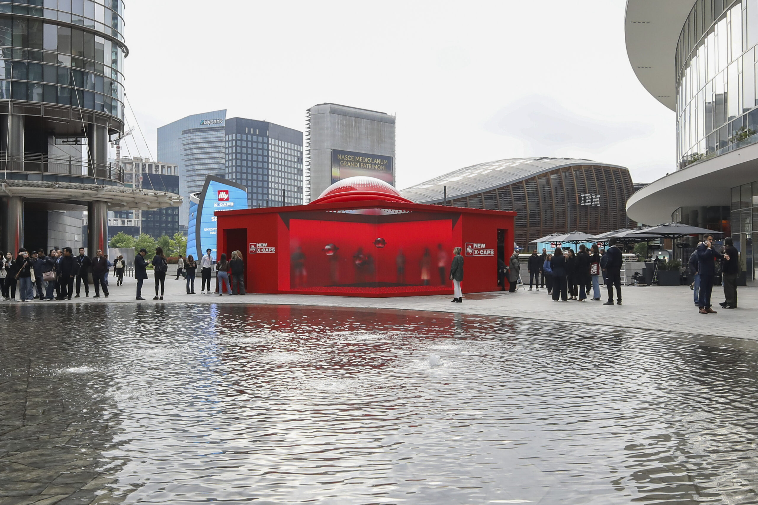 illy Space atterra a Milano in Piazza Gae Aulenti