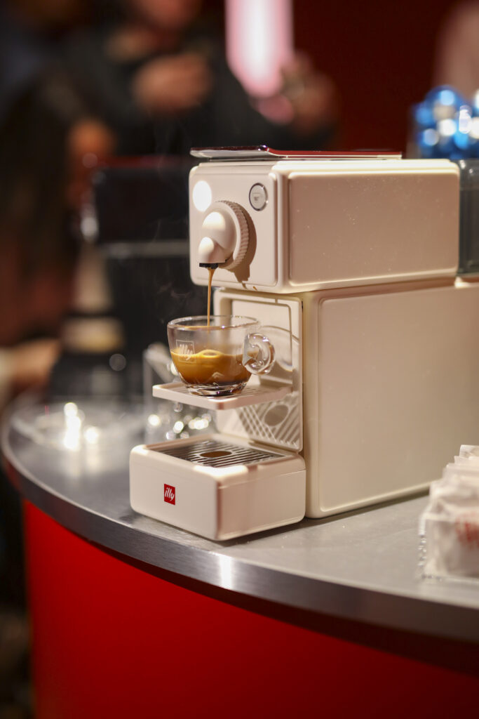 illy Space atterra a Milano in Piazza Gae Aulenti