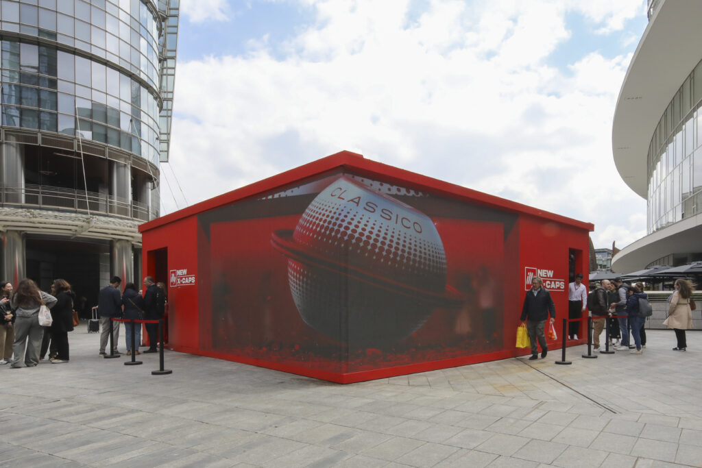 illy Space atterra a Milano in Piazza Gae Aulenti