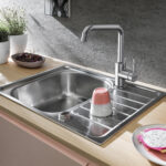 Stile e benessere in cucina: la nuova gamma di miscelatori Lina Clear Water 2.0 di Franke