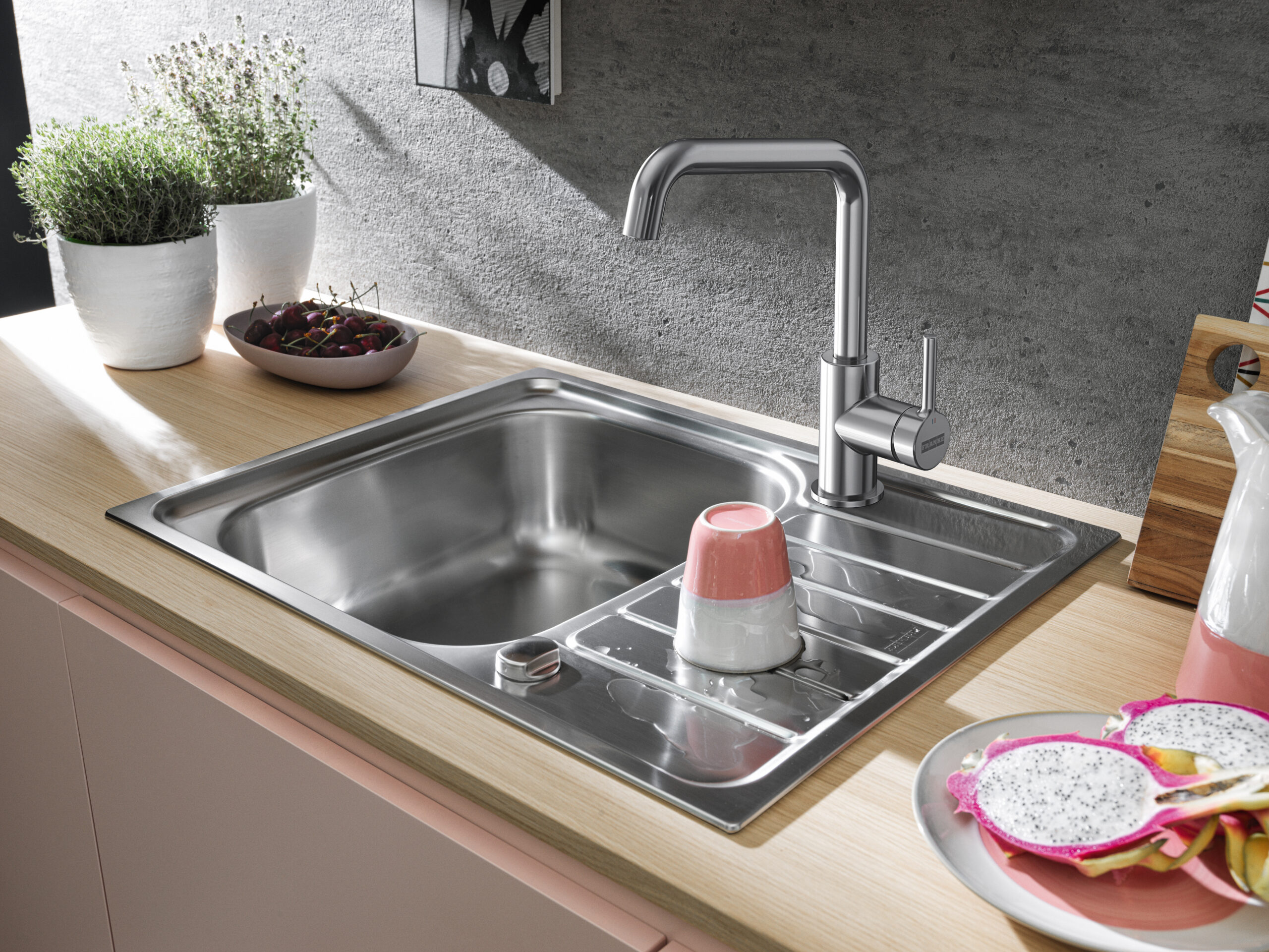 Stile e benessere in cucina: la nuova gamma di miscelatori Lina Clear Water 2.0 di Franke