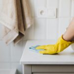 Pulizie di casa con il detersivo per i piatti