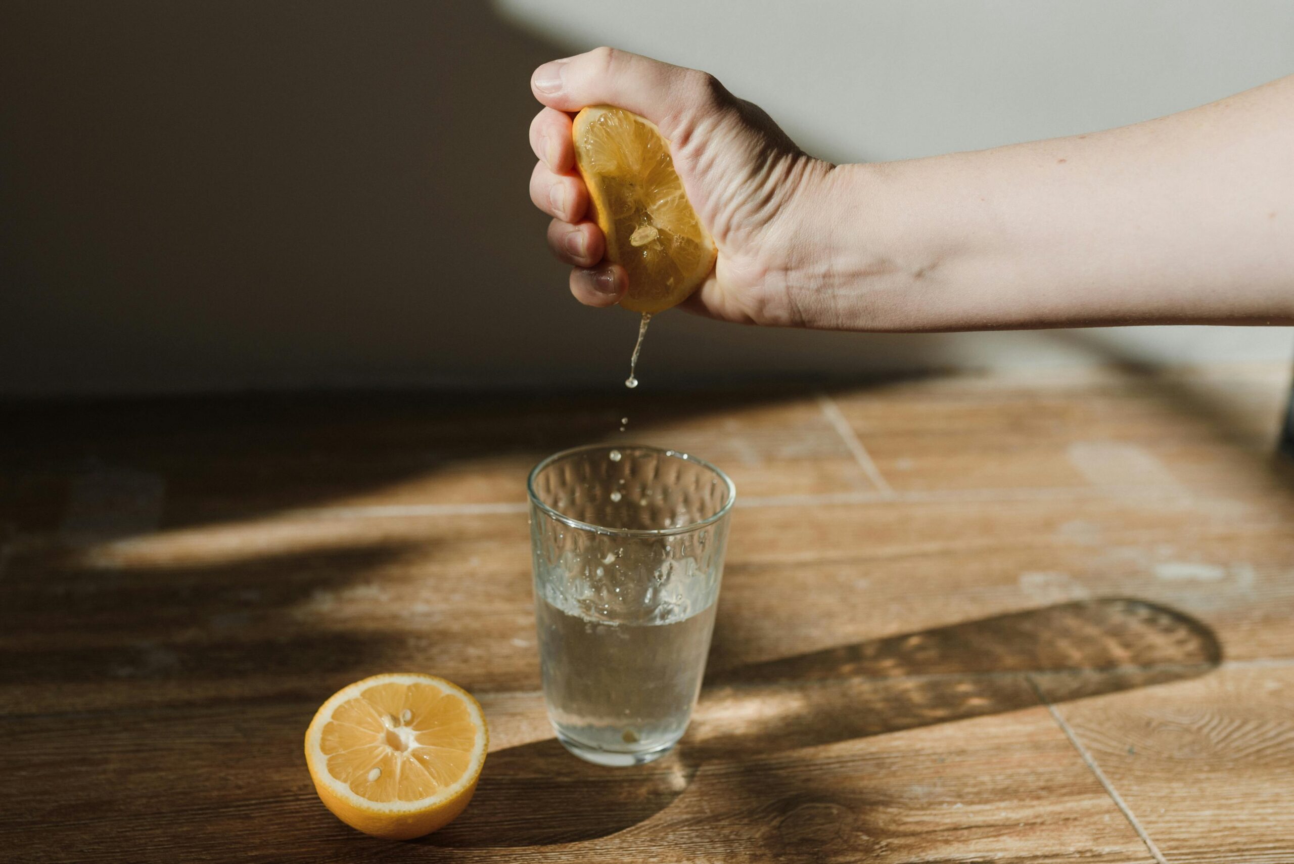 7 cose che non dovresti mai pulire con il succo di limone
