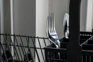 5 modi in cui accorci la vita della lavastoviglie (senza saperlo)