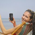 Sotto il sole d’agosto? I consigli per salvare il tuo smartphone dal caldo 
