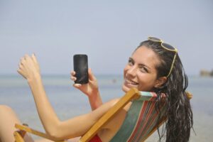 Sotto il sole d’agosto? I consigli per salvare il tuo smartphone dal caldo 
