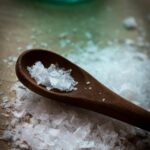Perché mettere il sale grosso in lavatrice potrebbe aiutarvi la vita?