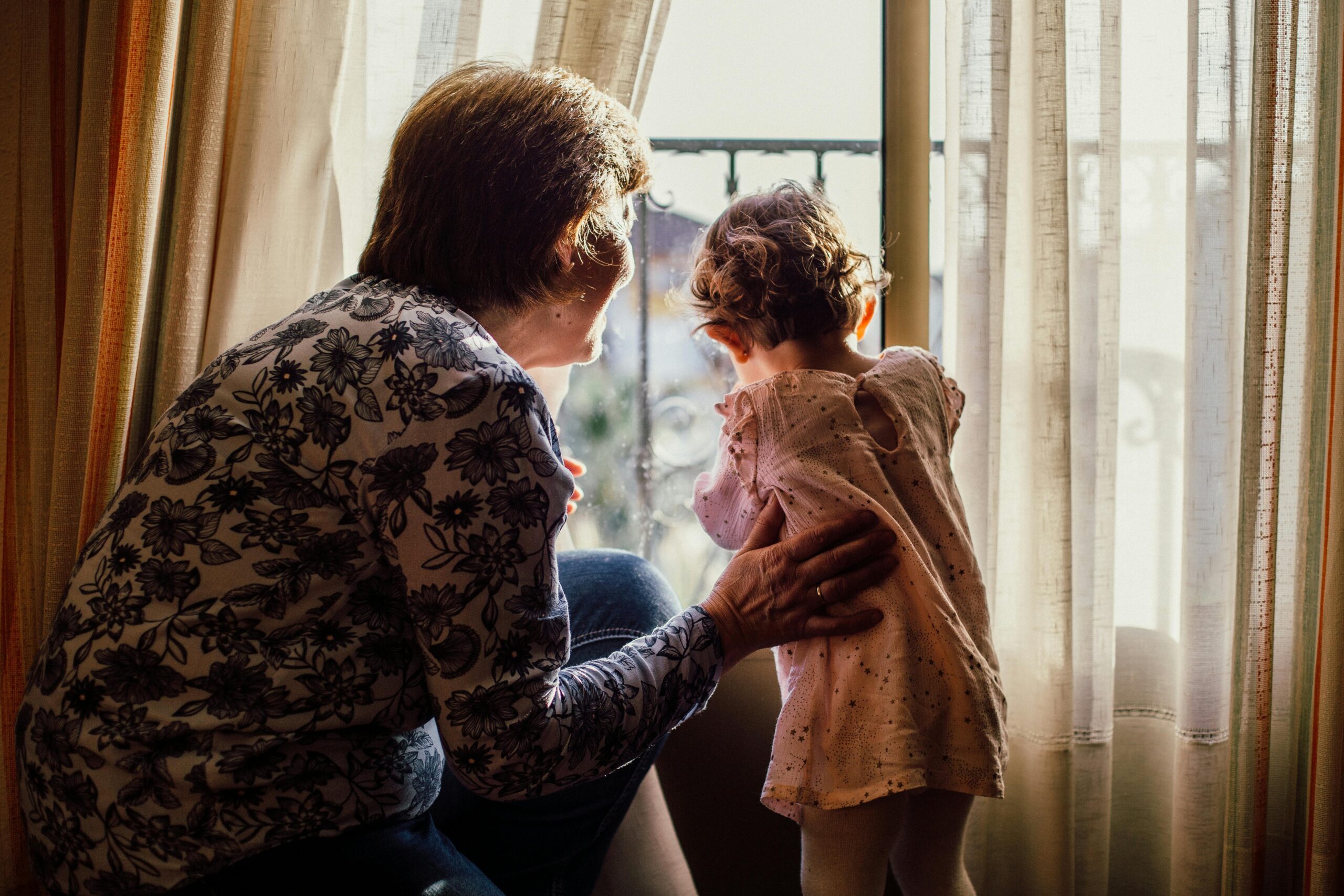 Consigli dei nonni per risparmiare in casa: dalla saggezza di ieri agli elettrodomestici di oggi