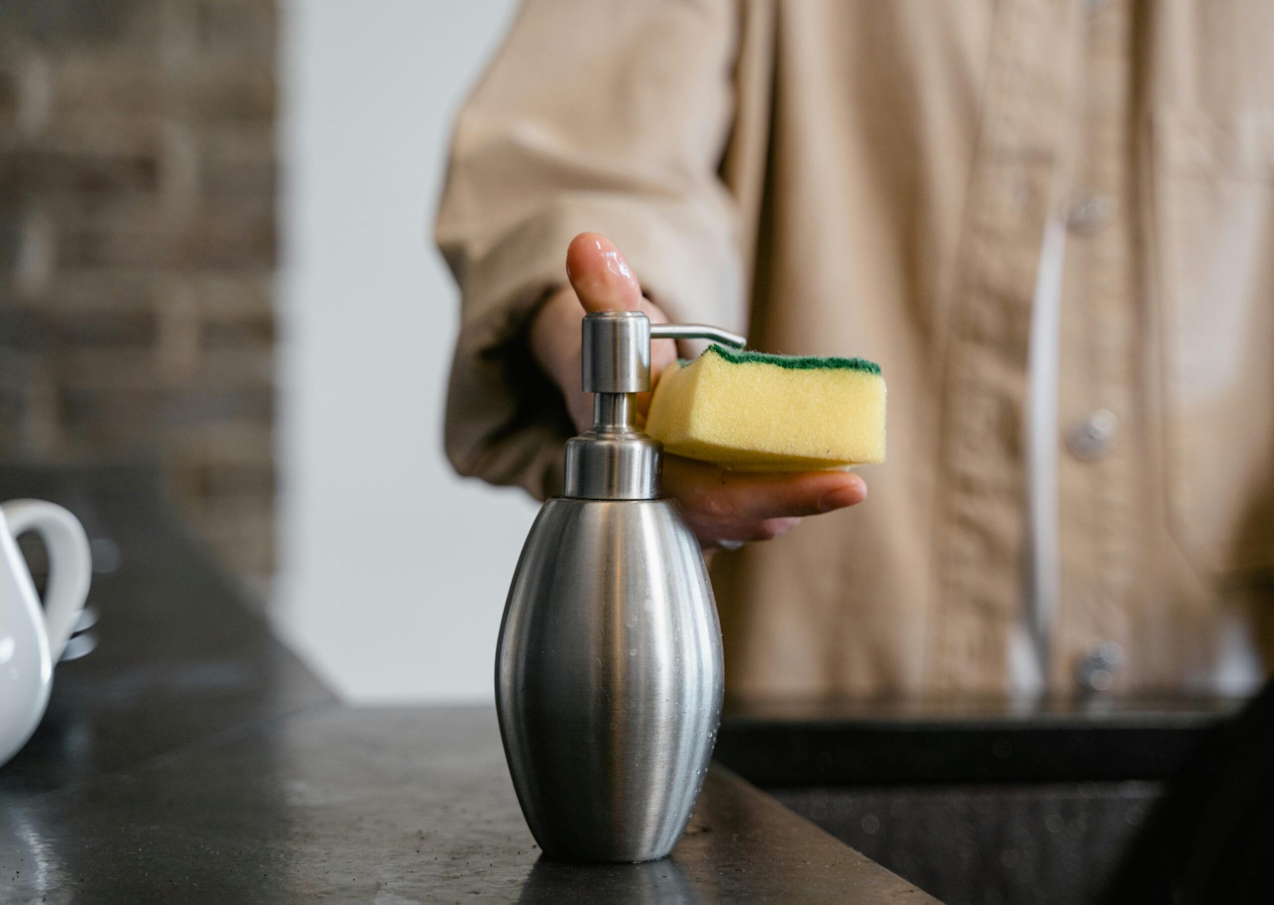 Come pulire una spugna da cucina in modo efficace e sicuro