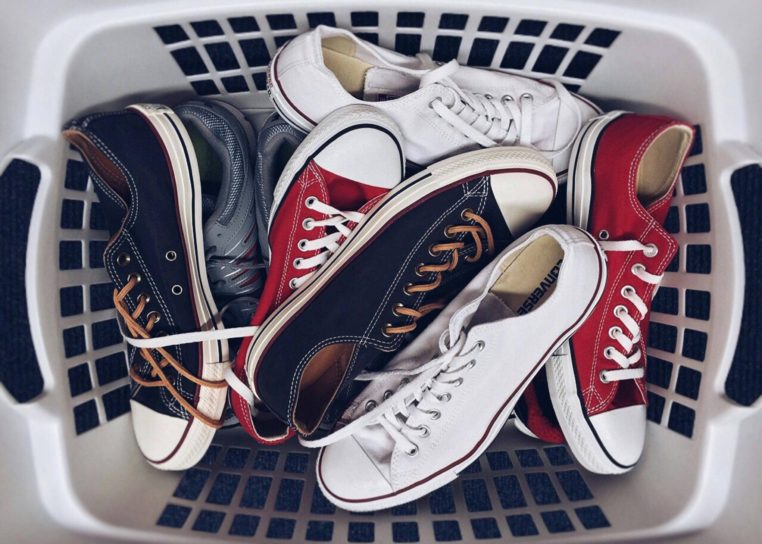 Sei sicura di lavare le sneakers a mano o in lavatrice, nel modo giusto?