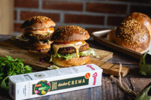 Serata divano e partita con gli amici o maratona di serie tv? Stupisci tutti con degli hamburger di melanzane con bun fatti in casa, soffici e profumati.