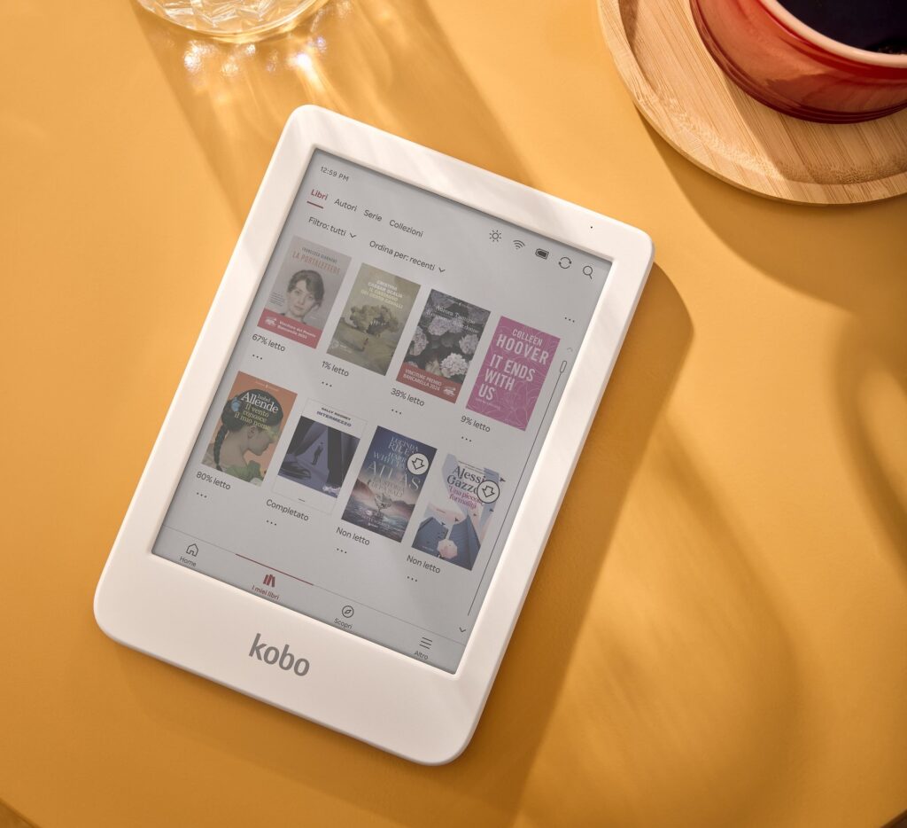 : Kobo Clara Colour è ora disponibile in un elegante color bianco. Dotato delle caratteristiche e del design leggero del fratello in versione nera, è la scelta perfetta per chi vuole iniziare a leggere in digitale, sostituire un vecchio eReader o portarsi avanti con i regali per le festività di fine anno. Gli occhi ringrazieranno, non solo per la palette di colori rilassanti del display E Ink Kaleido™ 3 da 6", ma anche per la delicata illuminazione frontale ComfortLight PRO, che riduce automaticamente la luce blu. Inoltre, le diverse caratteristiche del Kobo Clara Colour, dalla possibilità di evidenziare in diversi colori i passaggi preferiti di un libro, passando per schermo antiriflesso, l’archiviazione di migliaia di eBook e le settimane di autonomia della batteria, fino alla protezione impermeabile completa e la tecnologia wireless Bluetooth® per ascoltare gli audiolibri Kobo, hanno reso il modello il preferito dai lettori. “Quando abbiamo lanciato i nostri eReader a colori, Kobo Libra Colour e Kobo Clara Colour, nel 2024, siamo rimasti colpiti dall’accoglienza estremamente positiva ricevuta dai lettori di tutto il mondo. La richiesta più popolare da allora è stata ‘Clara Colour, ma in bianco!’ e siamo felici di poter soddisfare questa domanda,” ha dichiarato Michael Tamblyn, CEO di Rakuten Kobo. “In Kobo ci concentriamo su una sola cosa: sorprendere i lettori. Ogni parte dell’esperienza con l’eReader contribuisce a questo obiettivo. Siamo orgogliosi di aggiungere Kobo Clara Colour in bianco alla nostra offerta.” Realizzato con plastica riciclata e recuperata dagli oceani, Kobo Clara Colour è un eReader sostenibile e le sue caratteristiche di riparabilità lo rendono un dispositivo progettato per durare a lungo e accompagnare i lettori in infinite avventure letterarie. Grazie all’eBookstor con oltre 8 milioni di titoli, l’integrazione perfetta con le biblioteche tramite Libby, il servizio Instapaper per articoli web e l’abbonamento Kobo Plus “all-you-can-read”, le opportunità di lettura sono illimitate. Inoltre, è possibile proteggere il proprio Kobo Clara Colour con la SleepCover eco-friendly (€29,99 CAD), disponibile nei colori rosa confetto, rosso cayenne, verde salvia, giallo burro, blu crepuscolo e nero. Realizzata con il 97% di plastica riciclata, di cui il 10% recuperata dagli oceani, la SleepCover contribuisce a deviare la plastica che altrimenti finirebbe in discarica o negli oceani. A un prezzo inferiore (€19,99 CAD) sono disponibili la Basic SleepCover e la Clear Case, sempre per lo stesso modello. Kobo Clara Colour è in vendita a 169,99 CAD sul sito web di Kobo e presso rivenditori selezionati. I preordini saranno attivi dal 9 settembre 2025 e i dispositivi disponibili nei negozi e online a partire dal 23 settembre 2025 in Canada, Stati Uniti, Regno Unito, Paesi Bassi, Belgio, Francia, Italia, Spagna, Portogallo, Svezia, Svizzera, Australia, Nuova Zelanda, Polonia, Repubblica Ceca, Romania, Singapore, Malesia, Taiwan, Hong Kong, Giappone e Turchia.