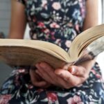 : Kobo Clara Colour è ora disponibile in un elegante color bianco. Dotato delle caratteristiche e del design leggero del fratello in versione nera, è la scelta perfetta per chi vuole iniziare a leggere in digitale, sostituire un vecchio eReader o portarsi avanti con i regali per le festività di fine anno. Gli occhi ringrazieranno, non solo per la palette di colori rilassanti del display E Ink Kaleido™ 3 da 6", ma anche per la delicata illuminazione frontale ComfortLight PRO, che riduce automaticamente la luce blu. Inoltre, le diverse caratteristiche del Kobo Clara Colour, dalla possibilità di evidenziare in diversi colori i passaggi preferiti di un libro, passando per schermo antiriflesso, l’archiviazione di migliaia di eBook e le settimane di autonomia della batteria, fino alla protezione impermeabile completa e la tecnologia wireless Bluetooth® per ascoltare gli audiolibri Kobo, hanno reso il modello il preferito dai lettori. “Quando abbiamo lanciato i nostri eReader a colori, Kobo Libra Colour e Kobo Clara Colour, nel 2024, siamo rimasti colpiti dall’accoglienza estremamente positiva ricevuta dai lettori di tutto il mondo. La richiesta più popolare da allora è stata ‘Clara Colour, ma in bianco!’ e siamo felici di poter soddisfare questa domanda,” ha dichiarato Michael Tamblyn, CEO di Rakuten Kobo. “In Kobo ci concentriamo su una sola cosa: sorprendere i lettori. Ogni parte dell’esperienza con l’eReader contribuisce a questo obiettivo. Siamo orgogliosi di aggiungere Kobo Clara Colour in bianco alla nostra offerta.” Realizzato con plastica riciclata e recuperata dagli oceani, Kobo Clara Colour è un eReader sostenibile e le sue caratteristiche di riparabilità lo rendono un dispositivo progettato per durare a lungo e accompagnare i lettori in infinite avventure letterarie. Grazie all’eBookstor con oltre 8 milioni di titoli, l’integrazione perfetta con le biblioteche tramite Libby, il servizio Instapaper per articoli web e l’abbonamento Kobo Plus “all-you-can-read”, le opportunità di lettura sono illimitate. Inoltre, è possibile proteggere il proprio Kobo Clara Colour con la SleepCover eco-friendly (€29,99 CAD), disponibile nei colori rosa confetto, rosso cayenne, verde salvia, giallo burro, blu crepuscolo e nero. Realizzata con il 97% di plastica riciclata, di cui il 10% recuperata dagli oceani, la SleepCover contribuisce a deviare la plastica che altrimenti finirebbe in discarica o negli oceani. A un prezzo inferiore (€19,99 CAD) sono disponibili la Basic SleepCover e la Clear Case, sempre per lo stesso modello. Kobo Clara Colour è in vendita a 169,99 CAD sul sito web di Kobo e presso rivenditori selezionati. I preordini saranno attivi dal 9 settembre 2025 e i dispositivi disponibili nei negozi e online a partire dal 23 settembre 2025 in Canada, Stati Uniti, Regno Unito, Paesi Bassi, Belgio, Francia, Italia, Spagna, Portogallo, Svezia, Svizzera, Australia, Nuova Zelanda, Polonia, Repubblica Ceca, Romania, Singapore, Malesia, Taiwan, Hong Kong, Giappone e Turchia.