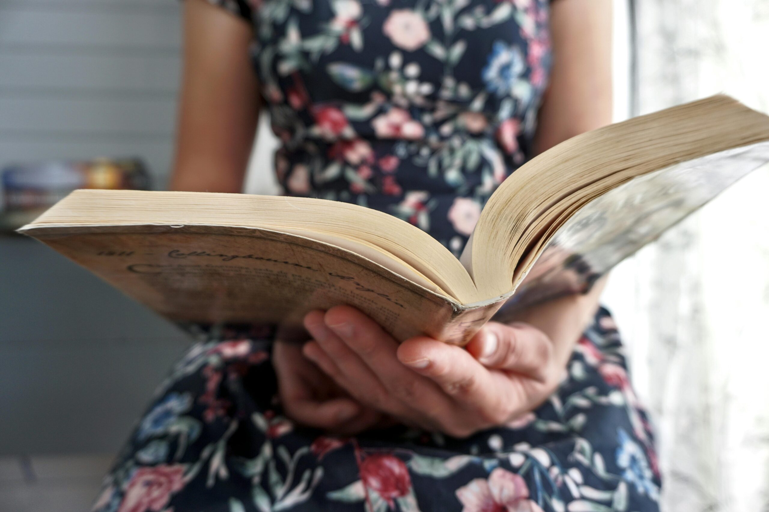 : Kobo Clara Colour è ora disponibile in un elegante color bianco. Dotato delle caratteristiche e del design leggero del fratello in versione nera, è la scelta perfetta per chi vuole iniziare a leggere in digitale, sostituire un vecchio eReader o portarsi avanti con i regali per le festività di fine anno. Gli occhi ringrazieranno, non solo per la palette di colori rilassanti del display E Ink Kaleido™ 3 da 6", ma anche per la delicata illuminazione frontale ComfortLight PRO, che riduce automaticamente la luce blu. Inoltre, le diverse caratteristiche del Kobo Clara Colour, dalla possibilità di evidenziare in diversi colori i passaggi preferiti di un libro, passando per schermo antiriflesso, l’archiviazione di migliaia di eBook e le settimane di autonomia della batteria, fino alla protezione impermeabile completa e la tecnologia wireless Bluetooth® per ascoltare gli audiolibri Kobo, hanno reso il modello il preferito dai lettori. “Quando abbiamo lanciato i nostri eReader a colori, Kobo Libra Colour e Kobo Clara Colour, nel 2024, siamo rimasti colpiti dall’accoglienza estremamente positiva ricevuta dai lettori di tutto il mondo. La richiesta più popolare da allora è stata ‘Clara Colour, ma in bianco!’ e siamo felici di poter soddisfare questa domanda,” ha dichiarato Michael Tamblyn, CEO di Rakuten Kobo. “In Kobo ci concentriamo su una sola cosa: sorprendere i lettori. Ogni parte dell’esperienza con l’eReader contribuisce a questo obiettivo. Siamo orgogliosi di aggiungere Kobo Clara Colour in bianco alla nostra offerta.” Realizzato con plastica riciclata e recuperata dagli oceani, Kobo Clara Colour è un eReader sostenibile e le sue caratteristiche di riparabilità lo rendono un dispositivo progettato per durare a lungo e accompagnare i lettori in infinite avventure letterarie. Grazie all’eBookstor con oltre 8 milioni di titoli, l’integrazione perfetta con le biblioteche tramite Libby, il servizio Instapaper per articoli web e l’abbonamento Kobo Plus “all-you-can-read”, le opportunità di lettura sono illimitate. Inoltre, è possibile proteggere il proprio Kobo Clara Colour con la SleepCover eco-friendly (€29,99 CAD), disponibile nei colori rosa confetto, rosso cayenne, verde salvia, giallo burro, blu crepuscolo e nero. Realizzata con il 97% di plastica riciclata, di cui il 10% recuperata dagli oceani, la SleepCover contribuisce a deviare la plastica che altrimenti finirebbe in discarica o negli oceani. A un prezzo inferiore (€19,99 CAD) sono disponibili la Basic SleepCover e la Clear Case, sempre per lo stesso modello. Kobo Clara Colour è in vendita a 169,99 CAD sul sito web di Kobo e presso rivenditori selezionati. I preordini saranno attivi dal 9 settembre 2025 e i dispositivi disponibili nei negozi e online a partire dal 23 settembre 2025 in Canada, Stati Uniti, Regno Unito, Paesi Bassi, Belgio, Francia, Italia, Spagna, Portogallo, Svezia, Svizzera, Australia, Nuova Zelanda, Polonia, Repubblica Ceca, Romania, Singapore, Malesia, Taiwan, Hong Kong, Giappone e Turchia.