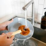 7 usi sorprendenti del detersivo per piatti che semplificheranno le pulizie di casa