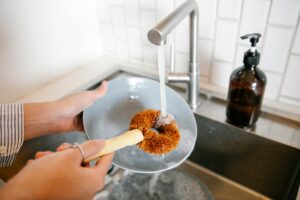 7 usi sorprendenti del detersivo per piatti che semplificheranno le pulizie di casa