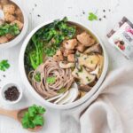 Lo spezzatino di maiale e funghi alla Sichuan è un abbraccio caldo e speziato, perfetto per le giornate d’autunno.