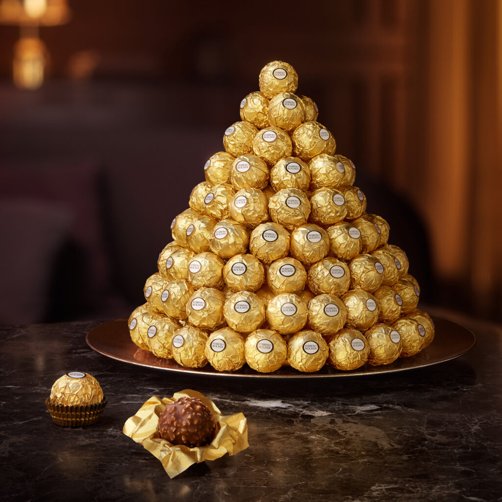 FERRERO ROCHER ILLUMINA IL NATALE CON UN ALBERO SPETTACOLARE IN PIAZZA SAN CARLO A MILANO