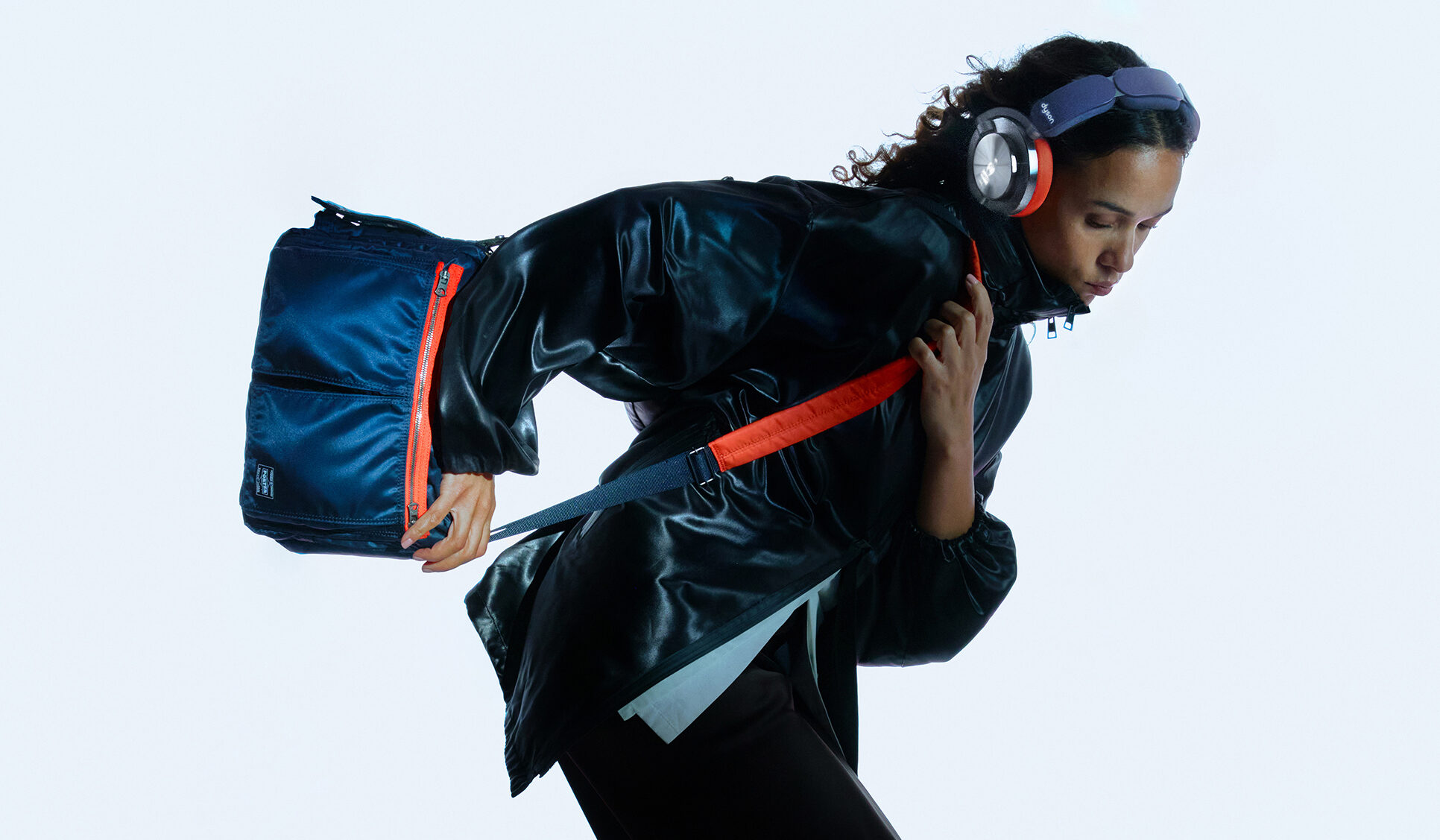 Dyson e PORTER uniscono l’ingegneria britannica all’artigianalità giapponese nella collaborazione OnTrac™ PORTER