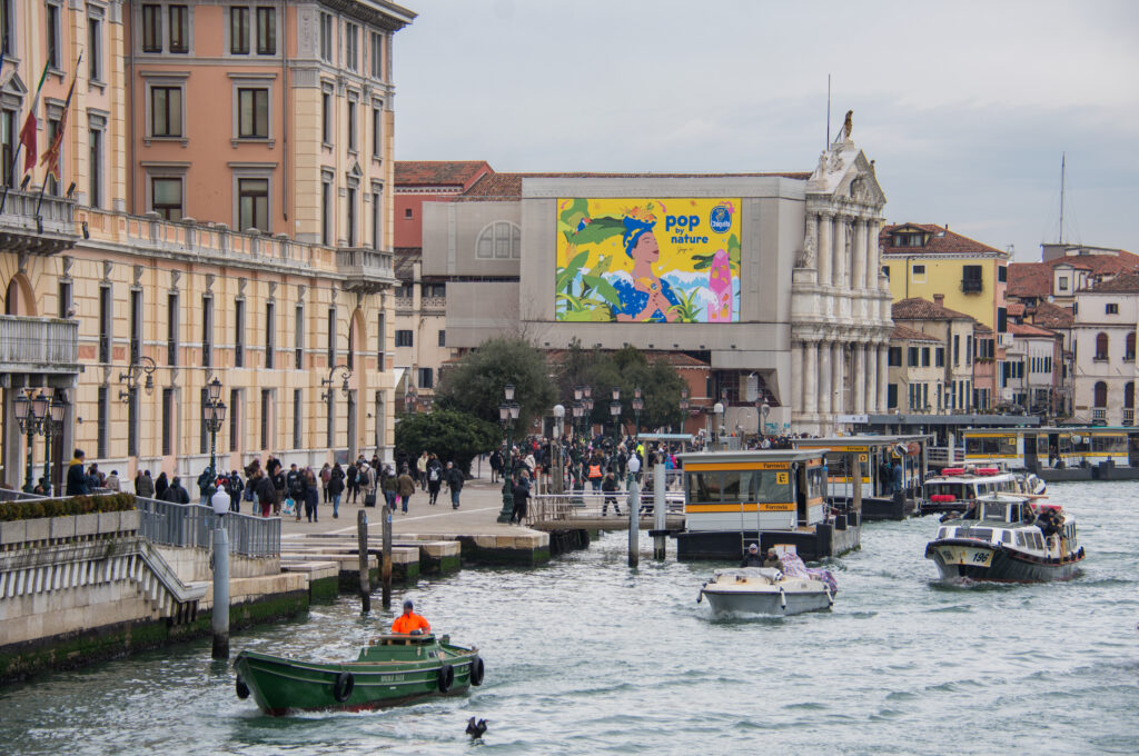 Pop by Nature: Chiquita sulla Chiesa degli Scalzi di Venezia