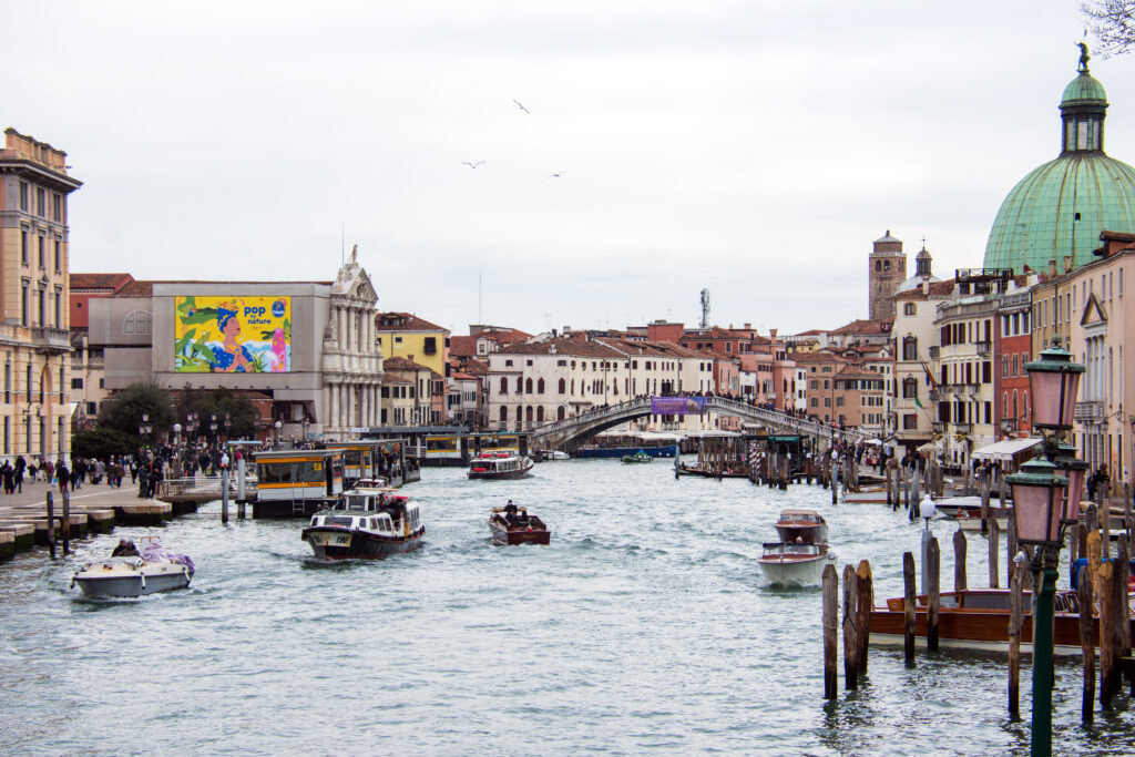 Pop by Nature: Chiquita sulla Chiesa degli Scalzi di Venezia