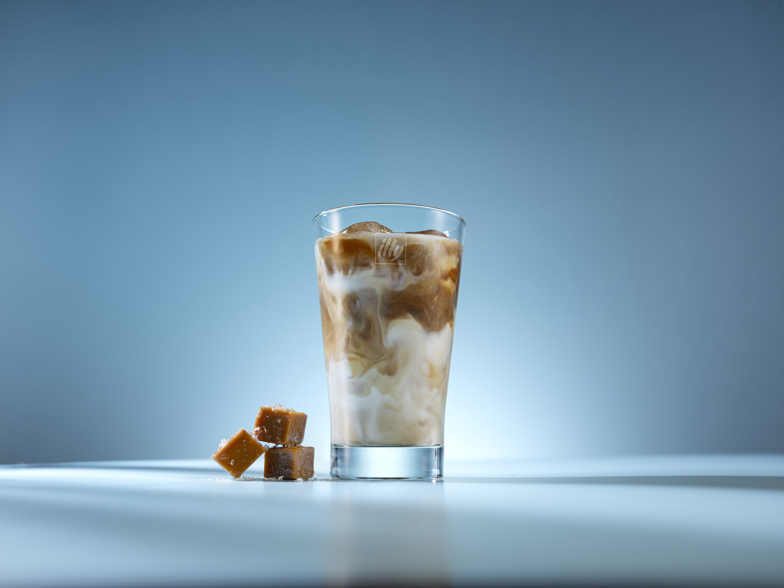 illycaffè presenta Iced Latte Caramello Salato: la ricetta estiva intensa e sorprendente