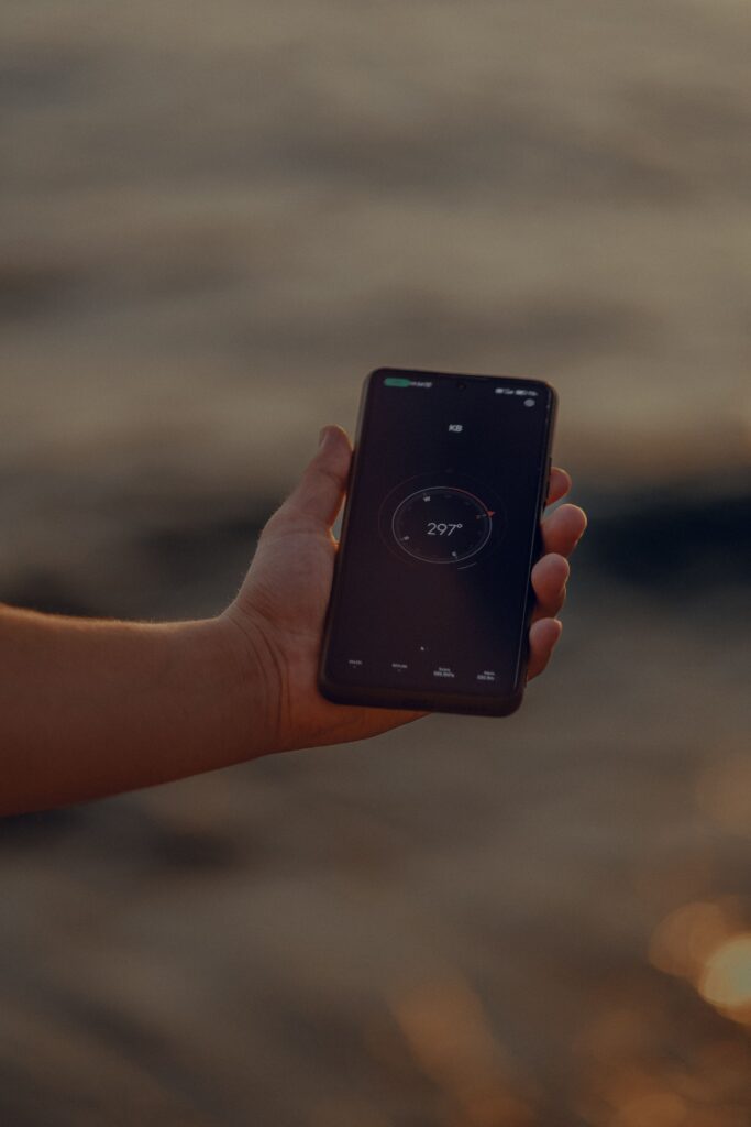 Perché non dovresti lasciare il cellulare al sole: i rischi da conoscere