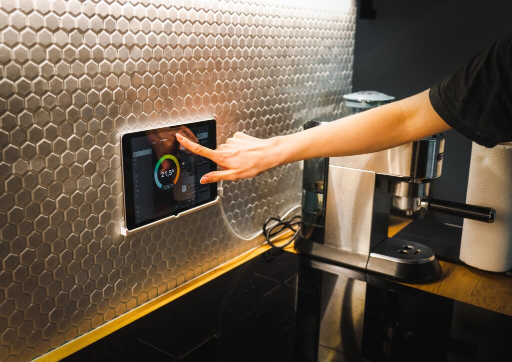 Smart home in estate: i dispositivi che ti aiutano a risparmiare energia