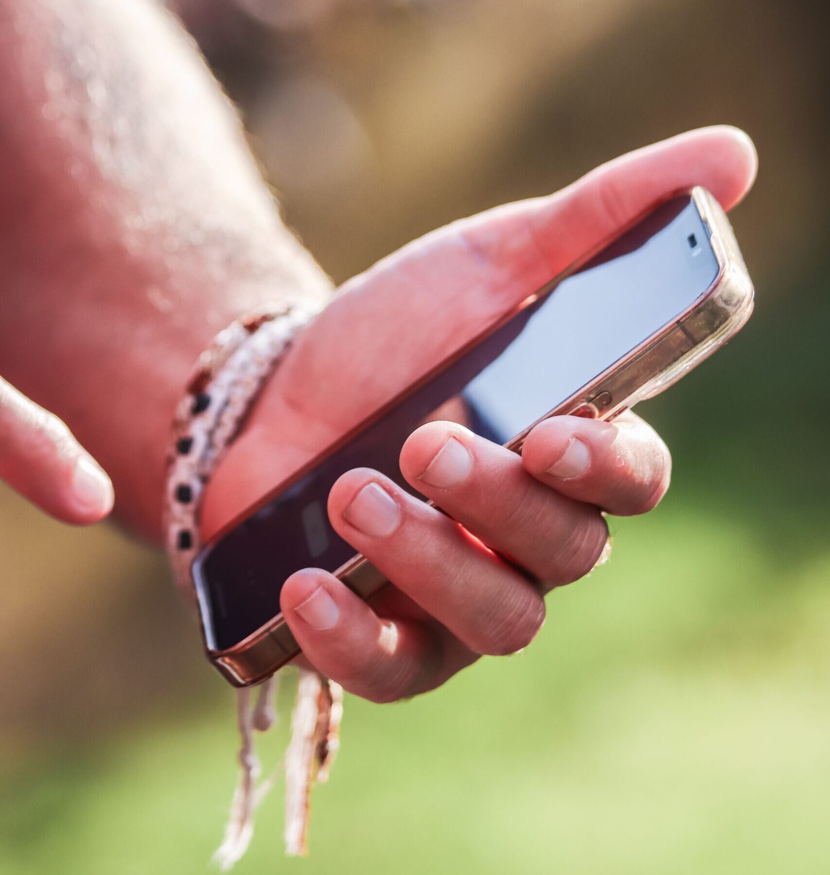 Perché non dovresti lasciare il cellulare al sole: i rischi da conoscere