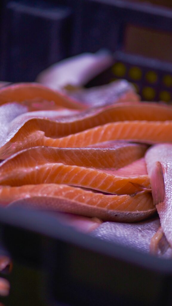 Come scongelare il pesce velocemente: i metodi sicuri per farlo in pochi minuti