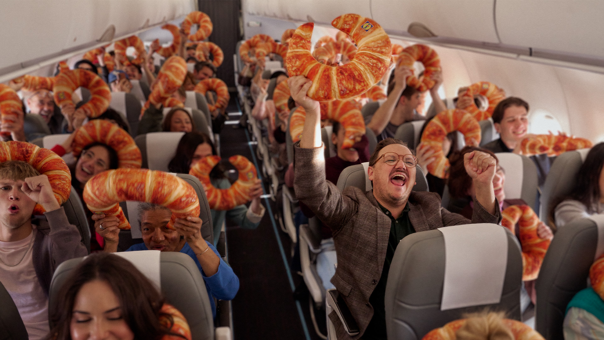 Arriva il "NeckCroissant": Lidl trasforma il suo iconico cornetto in un accessorio must have